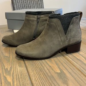 NIB Vionic Hope Joslyn Heeled Ankle Boot in Charcoal
